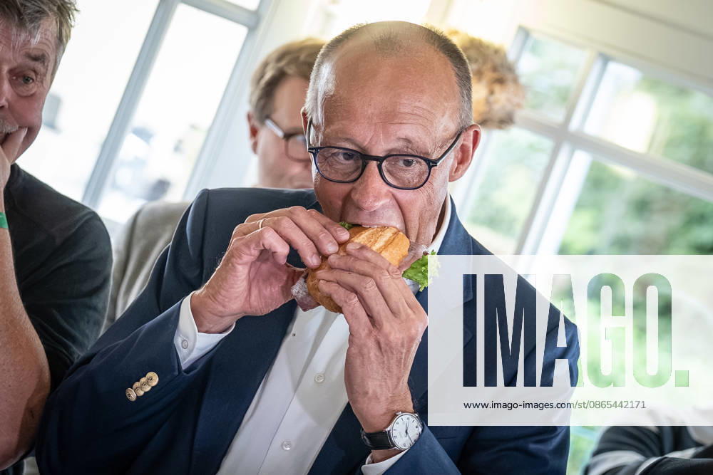 Fischbrötchen-Essen im Fischladen Fisch-Hus an der Strandpromenade - Bundeskanzler Friedrich Merz isst ein Fischbrötchen;Bundeskanzler mit CDU-Spitzenkandidat im Wahlkampf zur Landtagswahl Mecklenburg-Vorpommern 2026 in Kühlungsborn, Kühlungsborn Mecklenburg-Vorpommern Deutschland ORTSANGABE