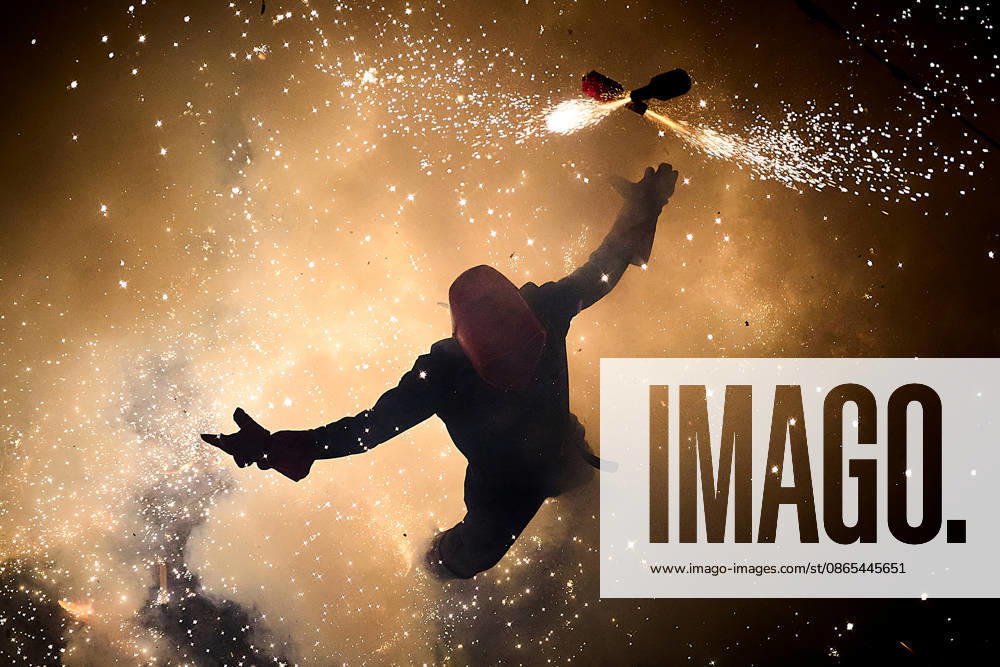 (260831) -- PATERNA, Aug. 31, 2026 -- People set off rockets during the traditional La Corda festival in Paterna, Spain, Aug. 31, 2026. La Corda is a traditional pyrotechnic festival with a long history in Paterna. During the event, participants wearing protective gear set off more than 70,000 rockets along the city s closed-off main street, filling the area with sparks and smoke. Paterna is also known as the City of Fire for its longstanding pyrotechnic tradition. (Photo by Xinhua) SPAIN-PATERNA-LA CORDA-FESTIVAL PabloxMorano