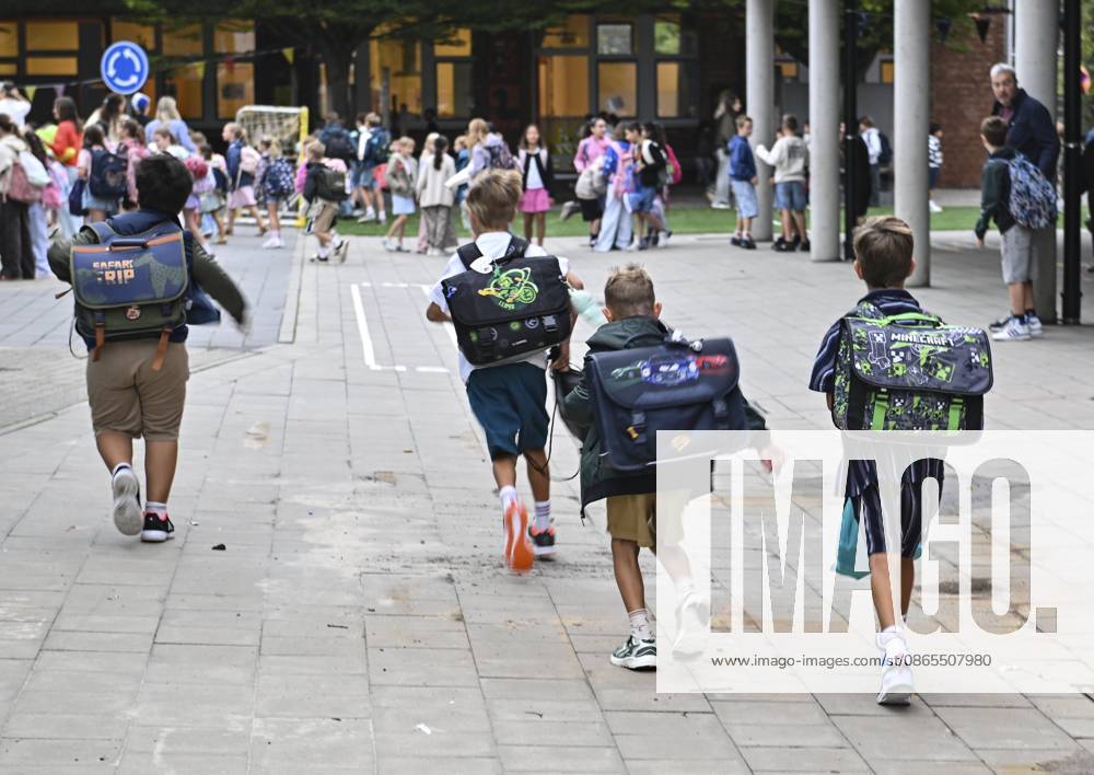 Back To School TESSENDERLO, BELGIUM - SEPTEMBER 01: Visit to elementary schools in Tessenderlo-Ham to mark the start of the new school year&on September 01, 2026 in Tessenderlo, Belgium, 01 09 2026 Tessenderlo Belgium