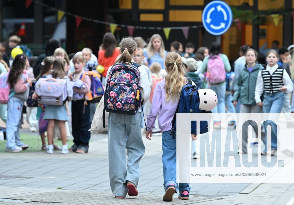 Back To School TESSENDERLO, BELGIUM - SEPTEMBER 01: Visit to elementary schools in Tessenderlo-Ham to mark the start of the new school year&on September 01, 2026 in Tessenderlo, Belgium, 01 09 2026 Tessenderlo Belgium