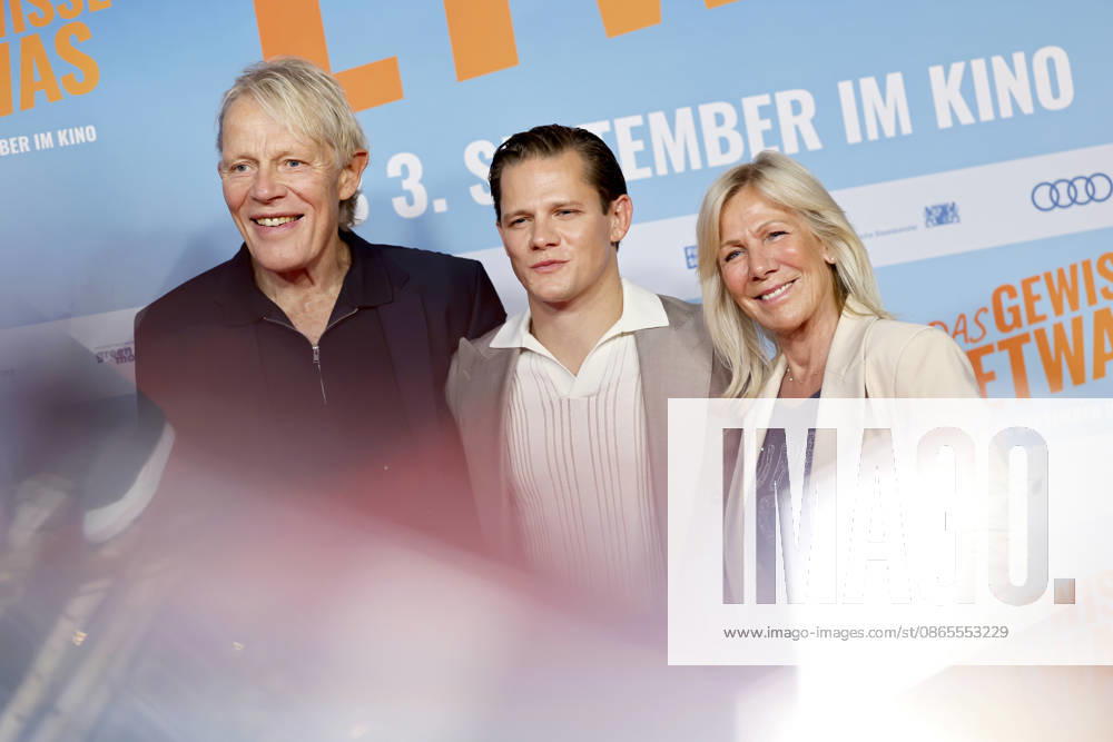 Schauspieler Max von der Groeben mit seinen Eltern, Sportmoderator Alexander von der Groeben und Moderatorin Ulrike von der Groeben, bei der NRW-Premiere von Das gewisse Etwas im Cinedom-Kino in Köln. Köln, 01.09.2026 NRW Deutschland