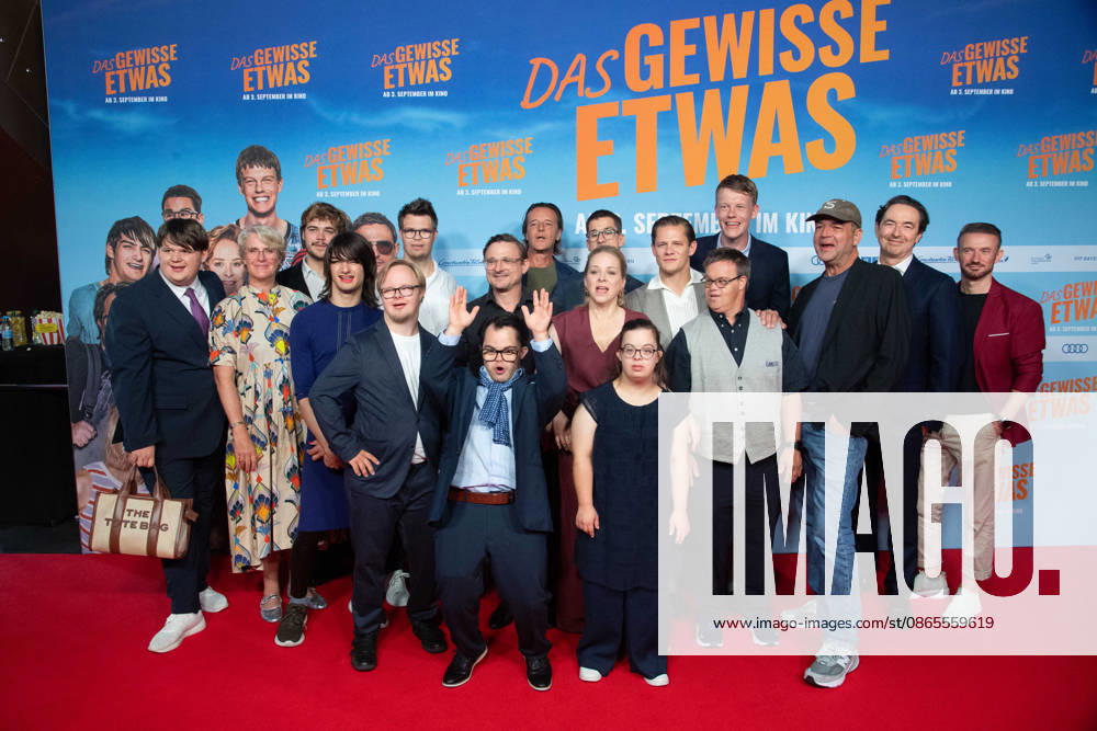 Die Schauspieler und Filmcrew, in loser Reihenfolge Max von der GROEBEN, Schauspieler Florian LUKAS, Schauspieler Jasmin SCHWIERS, Schauspielerin Lorenzo GERMENO, Schauspieler Frangiskos KAKOULAKIS, Schauspieler Antonia RIET, Schauspielerin Simon RUPP, Schauspieler Timon HEINZL, Schauspieler Linn BADE, Schauspielerin Jan BOBKE, Schauspieler Ferdinand KUNER, Schauspieler Luca DAVIDHAIMANN, Schauspieler Regisseur Marc ROTHEMUND Roter Teppich, Red Carpet Show, Ankunft, arrival, Filmpremiere DAS GEWISSE ETWAS am 01.09.2026 im Cinedom-Kino in Koeln,