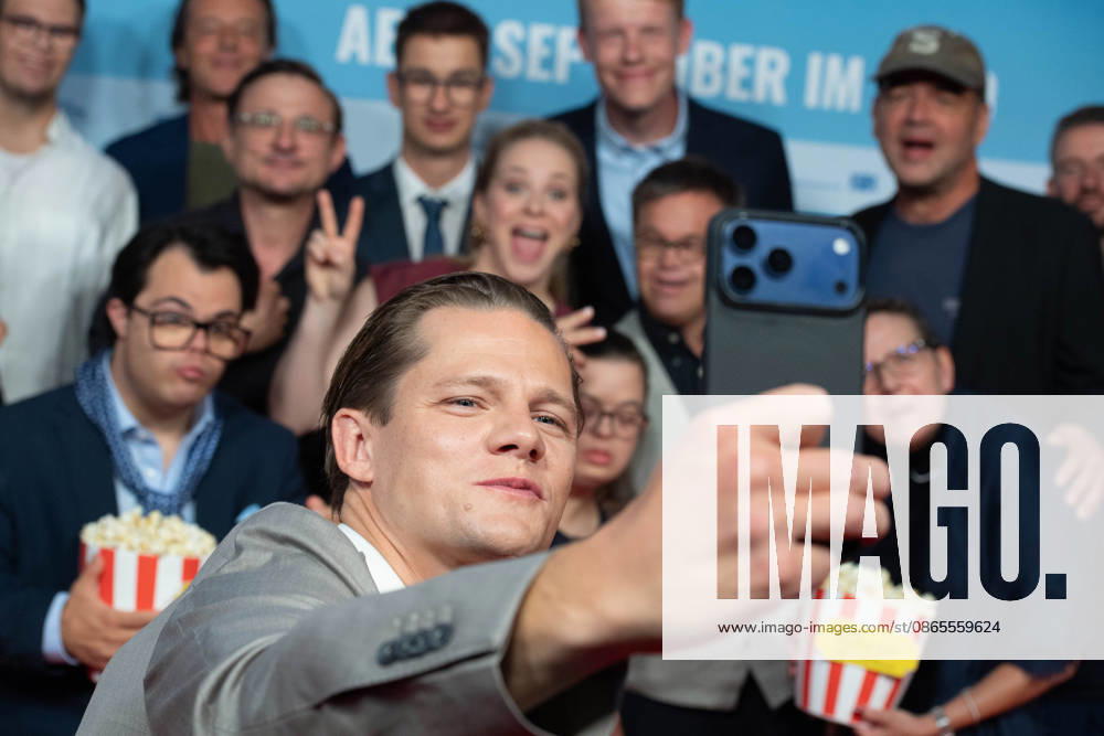 Max von der GROEBEN, Schauspieler macht ein Selfie mit seinen Schauspielkollegen im Hintergrund, Roter Teppich, Red Carpet Show, Ankunft, arrival, Filmpremiere DAS GEWISSE ETWAS am 01.09.2026 im Cinedom-Kino in Koeln,