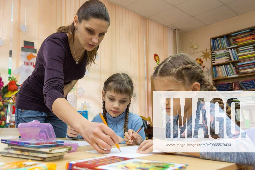 The teacher helps the students in drawing class model released Symbolfoto