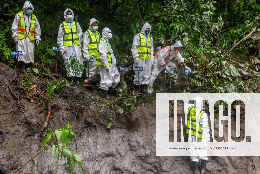 Rescue workers and officials manage a mass burial trench for unidentified remains recovered after severe flash floods in Gokarna, Kathmandu. Kathmandu Nepal - ZUMAs197 20260901_aaa_s197_240