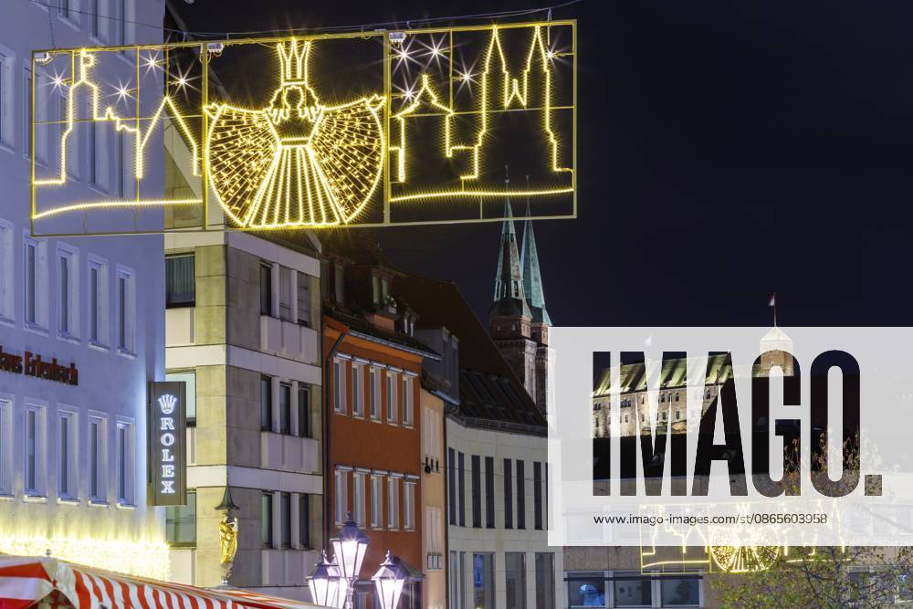 Nürnberger Christkindlesmarkt festliche Beleuchtung bei Nacht Nürnberger Christkindlesmarkt festive lighting at night
