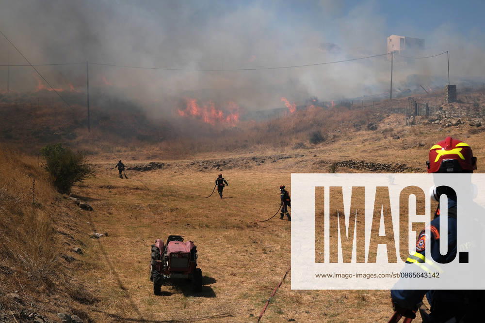 Wildfire near Karystos on Greece s Evia Island EVIA, GREECE - SEPTEMBER 2: Firefighters battle a wildfire burning near Karystos on the island of Evia, Greece, on September 2, 2026 Costas Baltas Anadolu Evia Greece. Editorial use only. Please get in touch for any other usage.