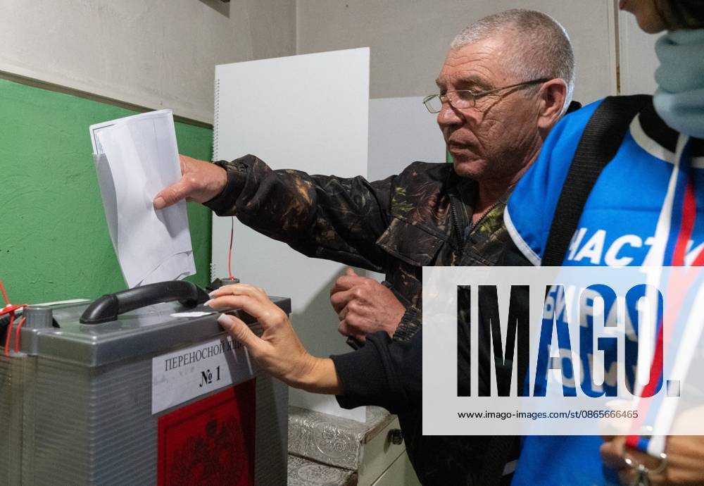 Russia Parliamentary Election Early Voting 9234405 02.09.2026 A man casts his ballot during early voting in remote and hard-to-reach areas for elections to the ninth State Duma and the fifth Kamchatka Regional Legislative Assembly, in Yelizovo District, Kamchatka Territory, Russia. Alexandr Piragis Sputnik Kamchatka Region Russia