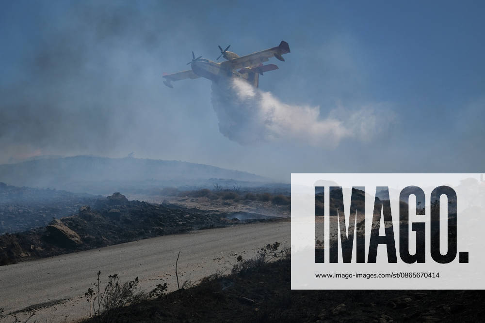 Wildfire burns near Karystos on Greece s Evia island KARYSTOS, GREECE - SEPTEMBER 2: A firefighting airplane drops water as a wildfire burns near Karystos on the island of Evia, Greece, on September 2, 2026. Costas Baltas Anadolu Karystos Greece. Editorial use only. Please get in touch for any other usage.