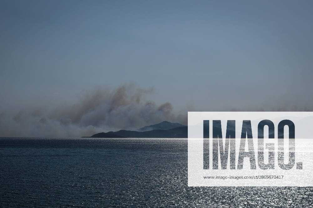 Wildfire burns near Karystos on Greece s Evia island KARYSTOS, GREECE - SEPTEMBER 2: Smoke rises from a wildfire burning near Karystos on the island of Evia, Greece, on September 2, 2026. Costas Baltas Anadolu Karystos Greece. Editorial use only. Please get in touch for any other usage.