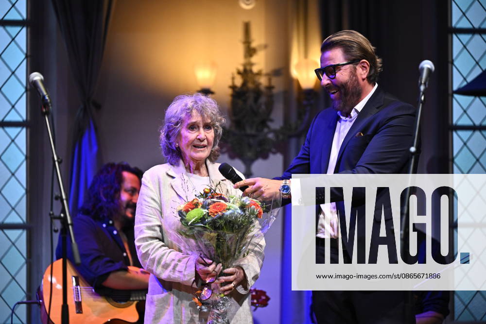 STOCKHOLM, SWEDEN September 2, 2026 This year’s Cornelis Prize winner, Siw Malmkvist, with Anton Strand, chair of the Cornelis Vreeswijk Memorial Foundation. The Cornelis Prize and the Stockholm City Mission announce this year’s Cornelis Prize at Mötesplats Mariatorget in Stockholm. STOCKHOLM, SWEDEN