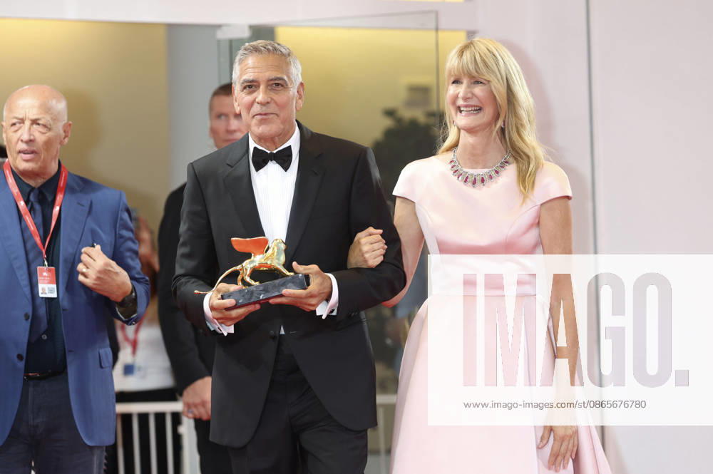 George Clooney mit Laura Dern und den Goldenen Löwen für sein Lebenswerk auf der Biennale di Venezia 2023 83. Internationale Filmfestspiele von Venedig im Palazzo del Cinema. Venedig