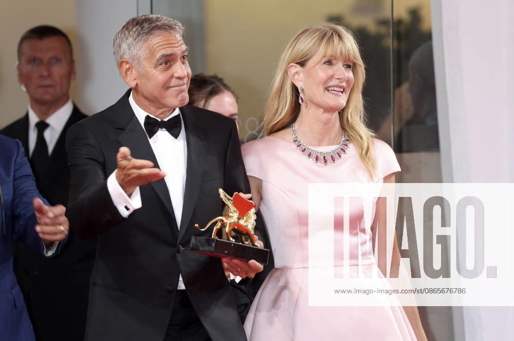 George Clooney mit Laura Dern und den Goldenen Löwen für sein Lebenswerk auf der Biennale di Venezia 2023 83. Internationale Filmfestspiele von Venedig im Palazzo del Cinema. Venedig