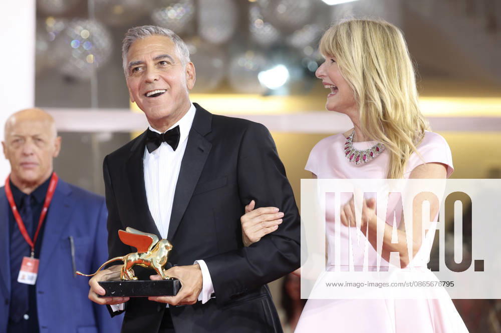 George Clooney mit Laura Dern und den Goldenen Löwen für sein Lebenswerk auf der Biennale di Venezia 2023 83. Internationale Filmfestspiele von Venedig im Palazzo del Cinema. Venedig
