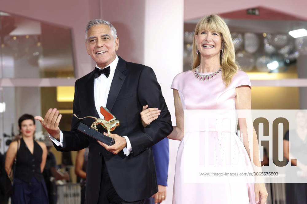 George Clooney mit Laura Dern und den Goldenen Löwen für sein Lebenswerk auf der Biennale di Venezia 2023 83. Internationale Filmfestspiele von Venedig im Palazzo del Cinema. Venedig