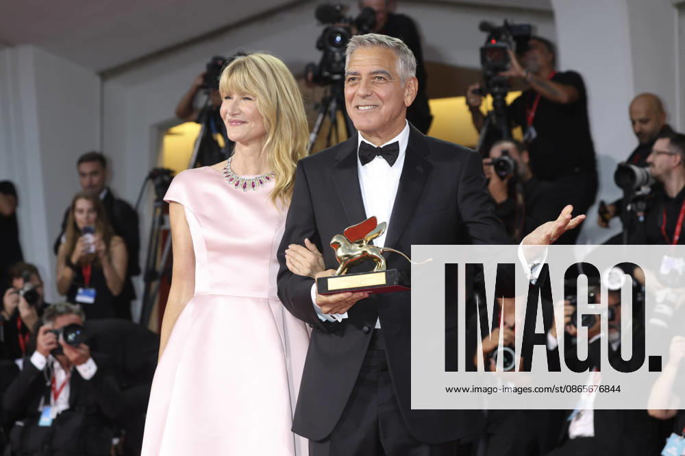 George Clooney mit Laura Dern und den Goldenen Löwen für sein Lebenswerk auf der Biennale di Venezia 2023 83. Internationale Filmfestspiele von Venedig im Palazzo del Cinema. Venedig
