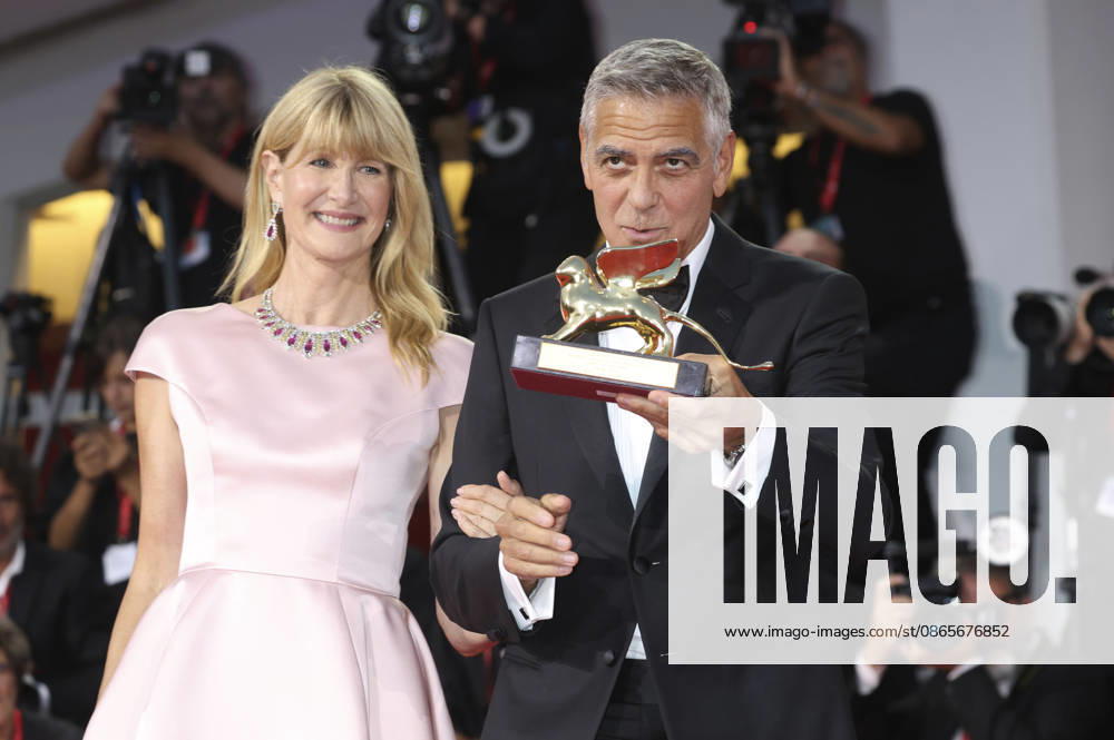 George Clooney mit Laura Dern und den Goldenen Löwen für sein Lebenswerk auf der Biennale di Venezia 2023 83. Internationale Filmfestspiele von Venedig im Palazzo del Cinema. Venedig