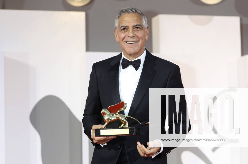 George Clooney mit den Goldenen Löwen für sein Lebenswerk auf der Biennale di Venezia 2023 83. Internationale Filmfestspiele von Venedig im Palazzo del Cinema. Venedig