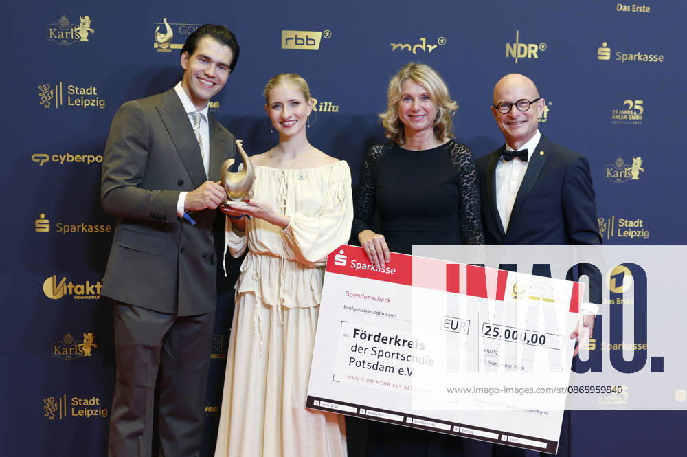 Nikita Volodin und Minerva Hase mit Gästen bei der 32. Verleihung der Goldenen Henne 2026 in der Leipziger Messe. Leipzig