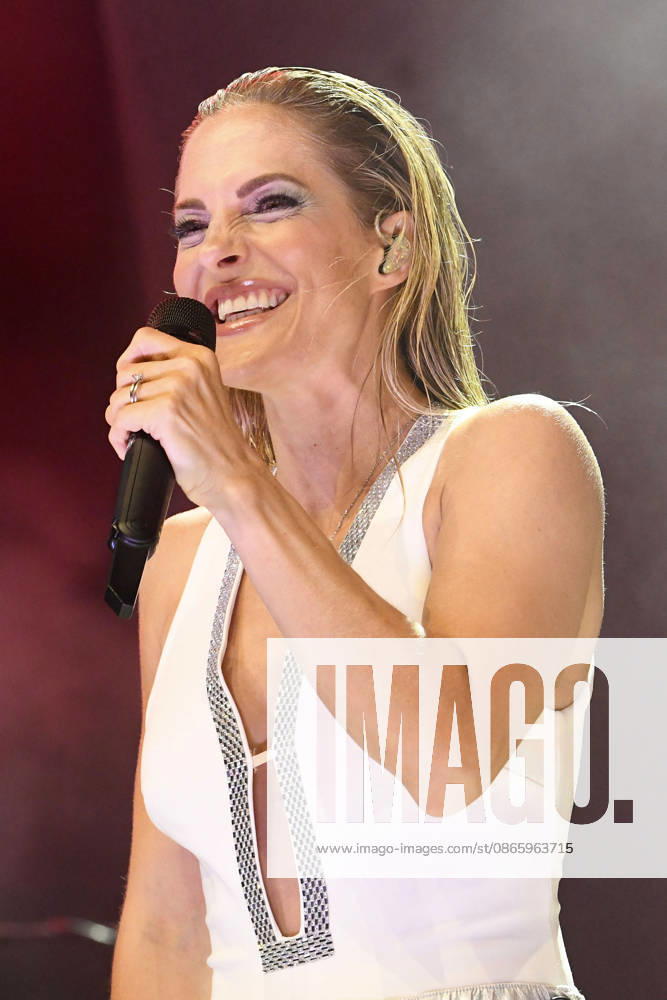 Sandy Mölling von den No Angels bei einem Konzert der TwentyFive Live -Jubiläumstour auf der Parkbühne. Hannover
