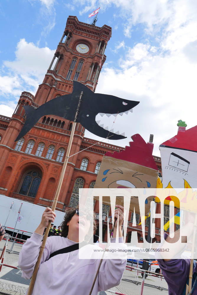 Berlin - Deutschland. Demo gegen den Mietenwahnsinn vor dem Roten Rathaus.