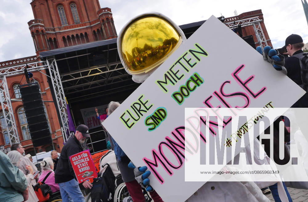 Berlin - Deutschland. Demo gegen den Mietenwahnsinn vor dem Roten Rathaus.