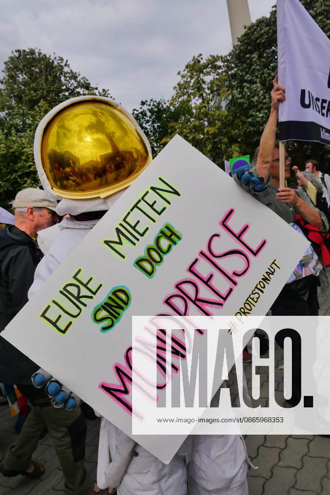 Berlin - Deutschland. Demo gegen den Mietenwahnsinn vor dem Roten Rathaus.