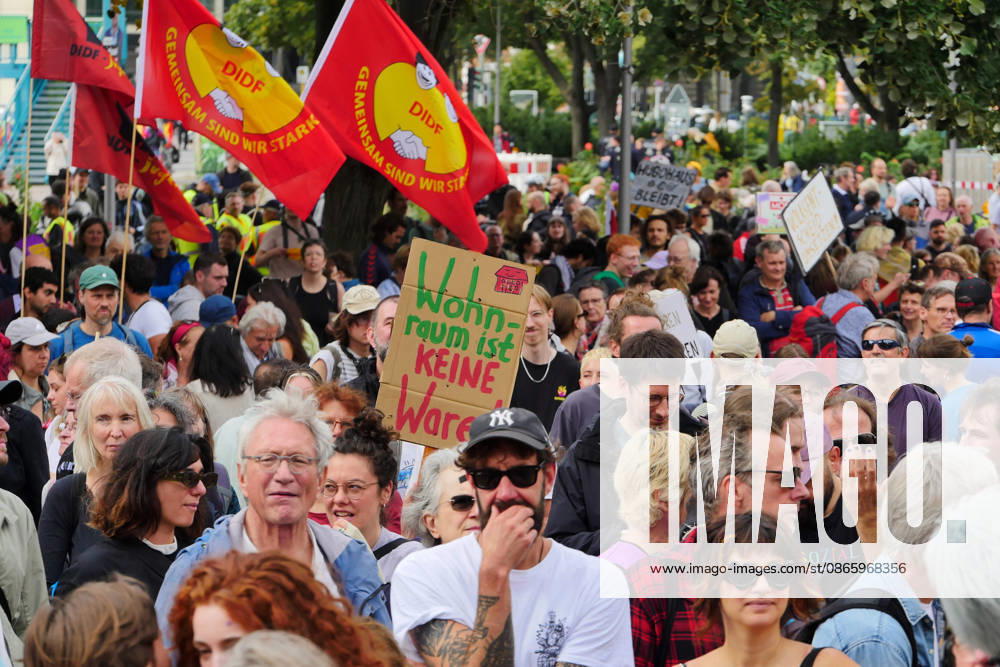 Berlin - Deutschland. Demo gegen den Mietenwahnsinn vor dem Roten Rathaus.
