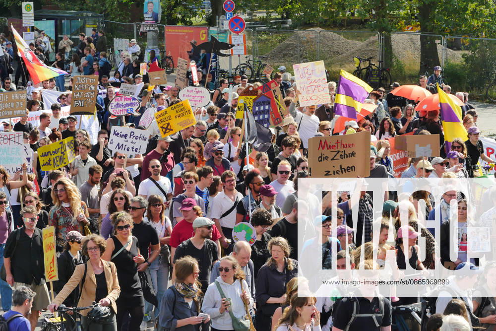 Berlin - Deutschland. Demo gegen den Mietenwahnsinn vor dem Roten Rathaus.