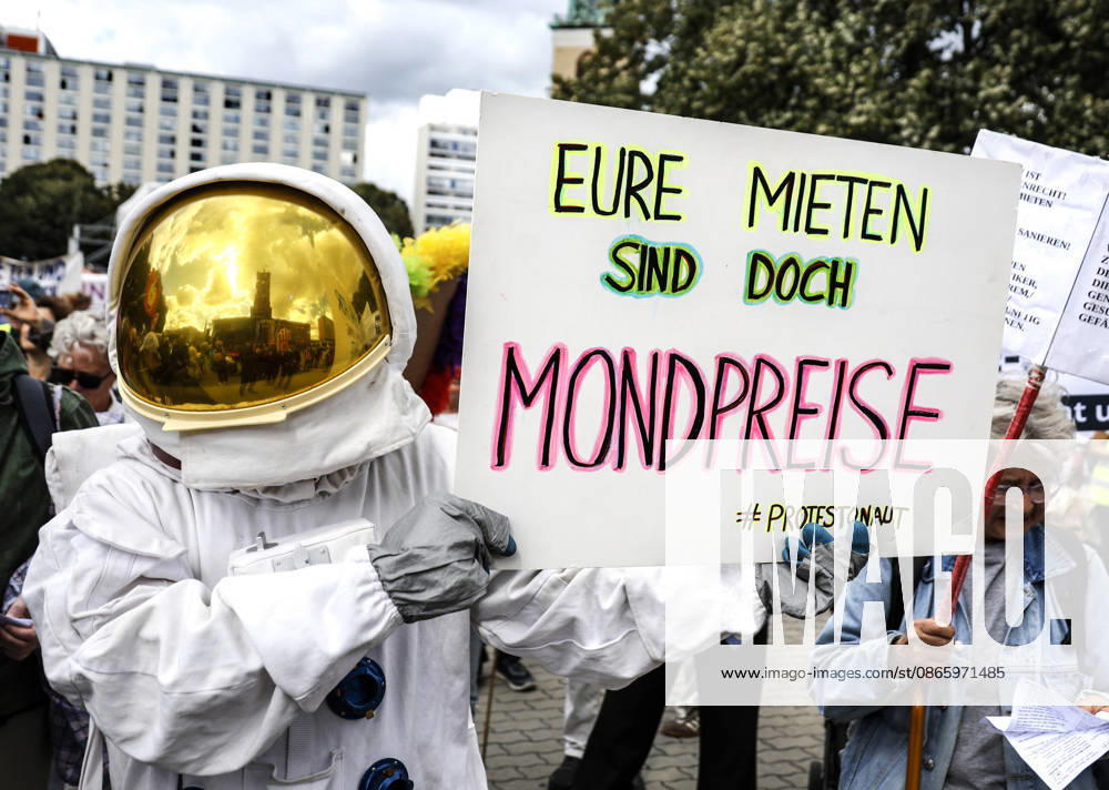Mietendemonstration Ein Demonstrant im Astronautenkostüm demonstriert gegen hohe Mieten und Verdrängung und für Enteignung von Wohnungsbaugesellschaften, tausende Menschen demostrierten in Berlin, 05.09.2026. Berlin Berlin Deutschland