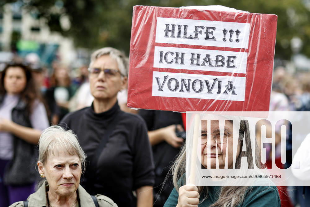 Mietendemonstration Demonstrantin mit Plakat Hilfe, ich habe Vonovia während Demo gegen hohe Mieten und Verdrängung und für Enteignung von Wohnungsbaugesellschaften, tausende Menschen demostrierten in Berlin, 05.09.2026. Berlin Berlin Deutschland