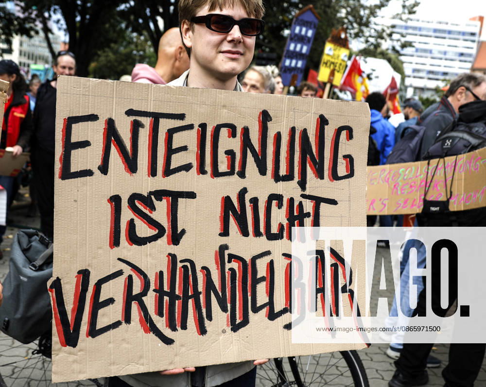 Mietendemonstration Ein Demonstrant mit Plakat Enteignung ist nicht verhandelbar demonstriert gegen hohe Mieten und Verdrängung und für Enteignung von Wohnungsbaugesellschaften, tausende Menschen demostrierten in Berlin, 05.09.2026. Berlin Berlin Deutschland