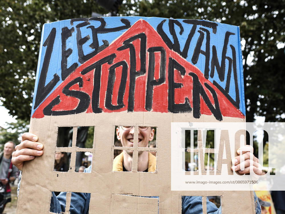 Mietendemonstration Demonstrant mit Plakat Leerstand stoppen demonstriert gegen hohe Mieten und Verdrängung und für Enteignung von Wohnungsbaugesellschaften, tausende Menschen demostrierten in Berlin, 05.09.2026. Berlin Berlin Deutschland