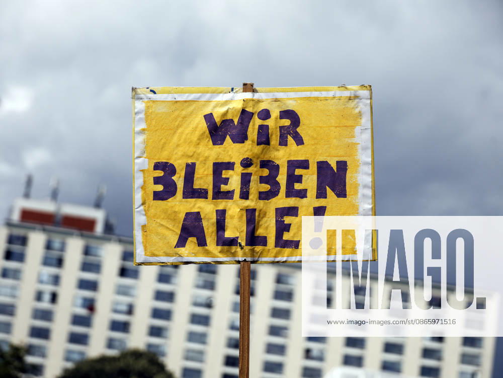 Mietendemonstration Demonstrant mit Plakat Wir bleiben alle während Demo gegen hohe Mieten und Verdrängung und für Enteignung von Wohnungsbaugesellschaften, tausende Menschen demostrierten in Berlin, 05.09.2026. Berlin Berlin Deutschland
