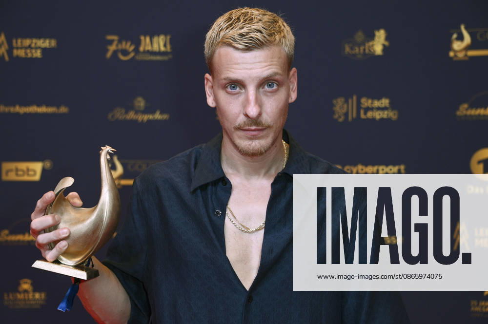 Felix Lobrecht bei der 32. Verleihung der Goldenen Henne 2026 in der Leipziger Messe. Leipzig