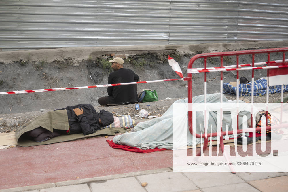 The Government Takes Control of the Port of Ceuta to Provide Humanitarian Assistance to Migrants Several migrants camped out on the street on September 6, 2026, in Ceuta, Spain. The government is taking control of the port of Ceuta to provide humanitarian assistance to migrants in tents and other spaces, as provided for in a resolution from the Ministry of Transportation and Sustainable Mobility published this Saturday and reviewed by Europa Press. Specifically, the department led by Óscar Puente authorizes the Secretary of State for Migration to temporarily use an area of 16,000 square meters of public port land located in the Poniente Expansion, Phase I, within the service area of the Port of Ceuta SEPTEMBER 5, 2026 MIGRANTS IMMIGRATION