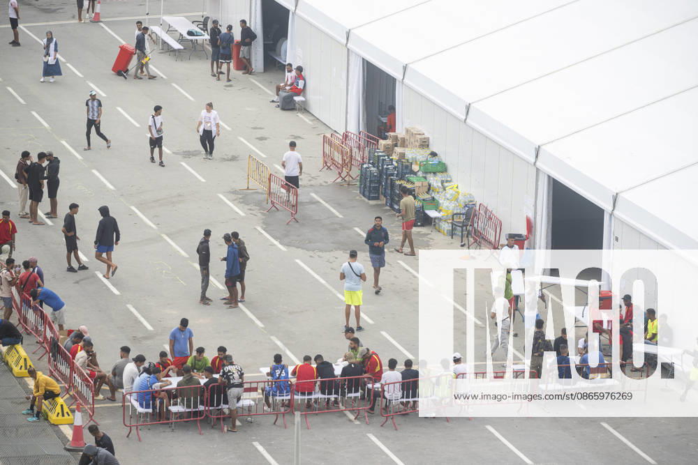 The Government Takes Control of the Port of Ceuta to Provide Humanitarian Assistance to Migrants Several migrants camped out in Ceuta, Spain, as of September 5, 2026. The Government is taking control of the port of Ceuta to provide humanitarian assistance to migrants in tents and other spaces, as provided for in a resolution from the Ministry of Transportation and Sustainable Mobility published this Saturday and reviewed by Europa Press. Specifically, the department led by Óscar Puente authorizes the Secretary of State for Migration to temporarily use an area of 16,000 square meters of public port land located in the Poniente Expansion, Phase I, within the service area of the Port of Ceuta SEPTEMBER 5, 2026 MIGRANTS IMMIGRATION HUMANITARIA