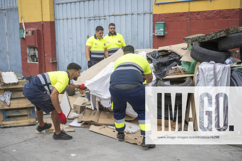The Government Takes Control of the Port of Ceuta to Provide Humanitarian Assistance to Migrants Several workers, on September 5, 2026, in Ceuta, Spain. The Government is taking control of the port of Ceuta to provide humanitarian assistance to migrants in tents and other spaces, as provided for in a resolution from the Ministry of Transportation and Sustainable Mobility published this Saturday and reviewed by Europa Press. Specifically, the department led by Óscar Puente authorizes the Secretary of State for Migration to temporarily use an area of 16,000 square meters of public port land located in the Poniente Expansion, Phase I, within the service area of the Port of Ceuta SEPTEMBER 5, 2026 MIGRANTS IMMIGRATION HUMANITARIAN CRISIS MIGRA