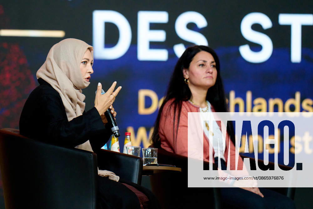 Lamya Kaddor (Bundestagsabgeordnete Bündnis 90 Die Grünen,r) und die Journalistin und Bloggerin Khola Maryam Hübsch nehmen an einer Podiumsdiskussion während der jährlichen Versammlung der Ahmadiyya Muslim Jamaat, zu der sich mehr als 45000 Muslime treffen, teil. Sie sprechen über das Thema Völkerrecht des Stärkeren? Deutschlands Paradoxon zwischen Werten und strategischen Interessen. Bodo Ramelow nimmt an Podiumsdiskussion während der Jalsa Salana in Mendig teil