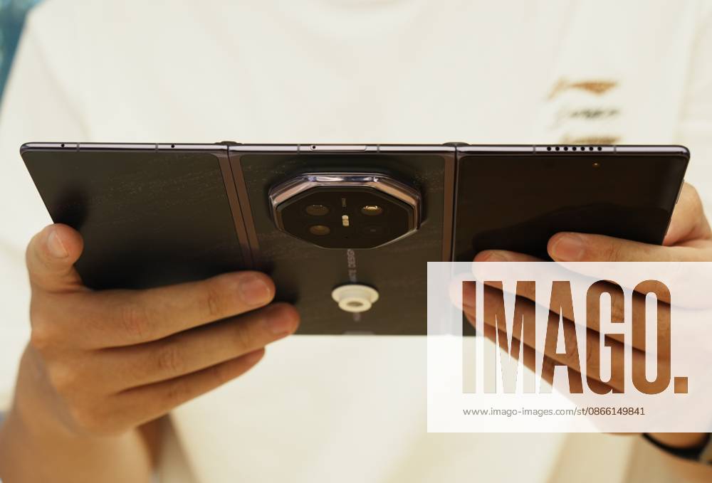 HUAWEI Mate XT 2 Smartphone A customer experiences a Huawei triple folding phone Mate XT 2 equipped with a high-performance chip Kirin 9050 Pro using logic folding technology (¦Ó law) at a Huawei store in Hangzhou, Zhejiang Province, China on September 7, 2026. Hangzhou Zhejiang China