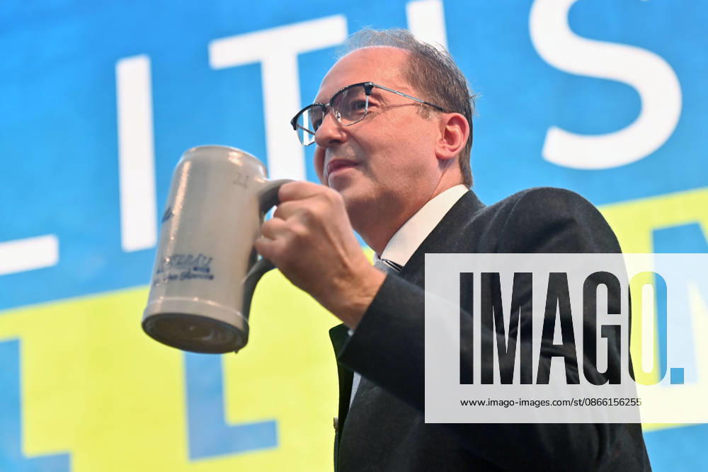 Bundesinnenminister Alexander DOBRINDT trinkt eine Mass Bier,Masskrug. Politischer Gillamoos am 07.09.2026 in Abensberg,