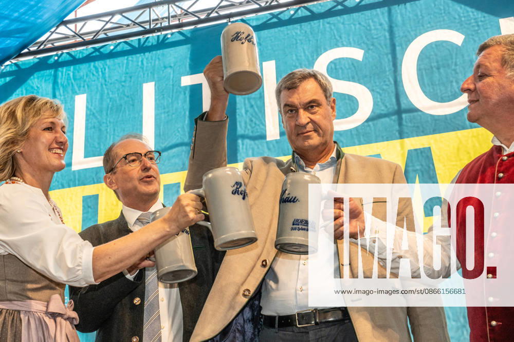 Markus Söder, Bayerischer Ministerpräsident, CSU, Alexander Dobrindt, Bundesinnenminister, prosten mit Maß Bier dem Publikum zu, beim traditionellen Politischen Frühschoppen auf dem Volksfest Gillamoos, Abensberg, 07.09.2026 Deutschland, Abensberg, 7. September 2026, Markus Söder, Ministerpräsident Bayern, CSU, mit Alexander Dobrindt, Bundesinnenminister, prosten mit einer Maß Bier der Menge zu, links: Petra Högl, MdL, CSU, rechts: Christian Bernreiter, bayerischer Minister, beim traditionellen Politischen Frühschoppen auf dem Volksfest Gillamoos, Hofbräuzelt, Gillamoos Montag, Politik, Bayern,