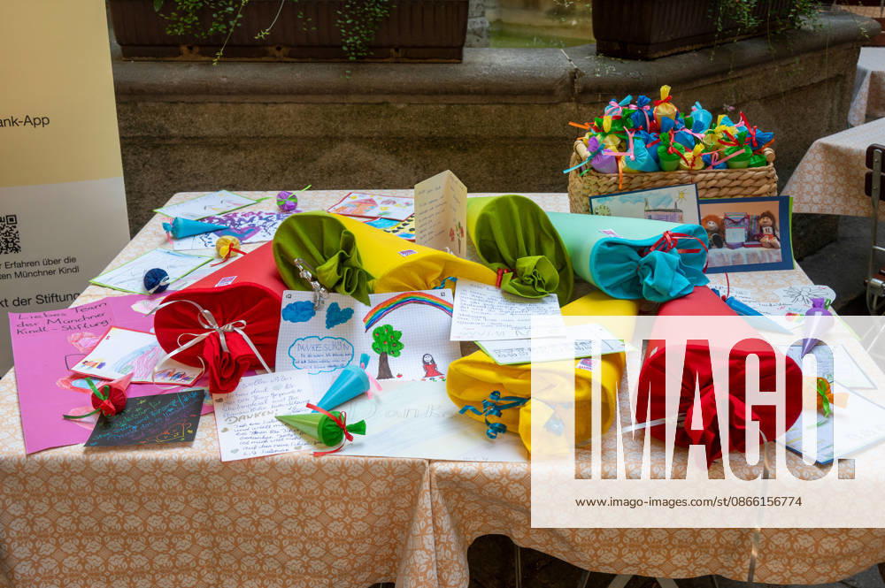 Muenchen, Pressekonferenz im Garten des Muenchner Hofbraeuhauses zur Aktion Bunte Muenchner Kindl. Briefe und gemalte Karten von Schulkindern die sich bedankt haben.