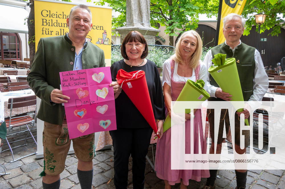 Muenchen, Pressekonferenz im Garten des Muenchner Hofbraeuhauses zur Aktion Bunte Muenchner Kindl. v. l. Tobias Rantzinger, Petra Reiter, Barbara und Wolfgang Sperger, Wirte vom Hofbraeuhaus