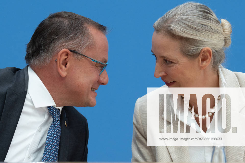 AfD-Bundesvorsitzender Tino Chrupalla gemeinsam mit der Co-Vorsitzenden Alice Weidel während der Bundespressekonferenz;Bundespressekonferenz in Berlin - Wahlnachlese mit der AfD am Tag nach der Landtagswahl 2026 in Sachsen-Anhalt, Berlin Berlin Deutschland Haus der Bundespressekonferenz