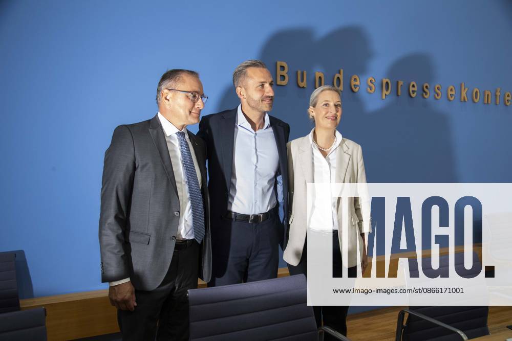 ABB BPK- Tino Chrupalla, Bundessprecher der AfD und Co-Vorsitzender der AfD-Fraktion im Deutschen Bundestag Ulrich Siegmund, Spitzenkandidat AfD in Sachsen-Anhalt. Dr. Alice Weidel, Bundessprecherin der AfD und Co-Vorsitzende der AfD-Fraktion im Deutschen Bundestag dunkle Schatten an der Wand Statment der AfD Auswirkungen der Landtagswahl in Sachsen-Anhalt auf die Bundespolitik Vorstellung auf der BPK undespressekonferenz am 07.09.2026 in Berlin Berlin Deutschland