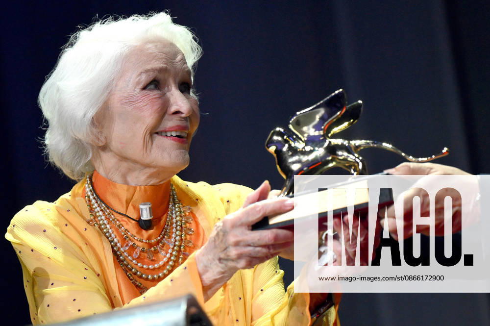 US actor Ellen Burstyn receives the Golden Lion for Lifetime Achievement from President of the Biennale, Pietrangelo Buttafuoco (R), during the Venice International Film Festival, in Venice, Italy, 07 September 2026. The 83rd edition of the Venice Film Festival runs from 02 to 12 September 2026. ANSA ETTORE FERRARI. Venice ITALY - ZUMAa110 20260907_zaf_a110_032