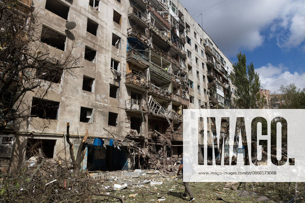 Aftermath of Russian airstrike in Kramatorsk KRAMATORSK, UKRAINE - SEPTEMBER 7: A resident walks past a damaged residential building following a Russian airstrike in Kramatorsk, Ukraine, on September 7, 2026. Francisco Richart Anadolu Kramatorsk Ukraine. Editorial use only. Please get in touch for any other usage.