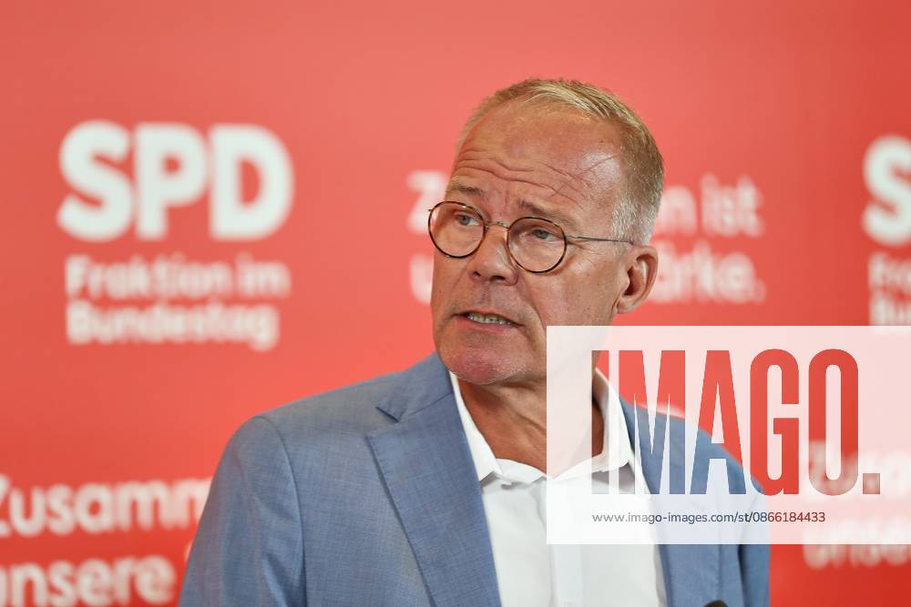 Berlin, Deutschland, 07.09.2026: Deutscher Bundestag: SPD-Fraktionssitzung: Matthias Miersch bei einem Pressestatement