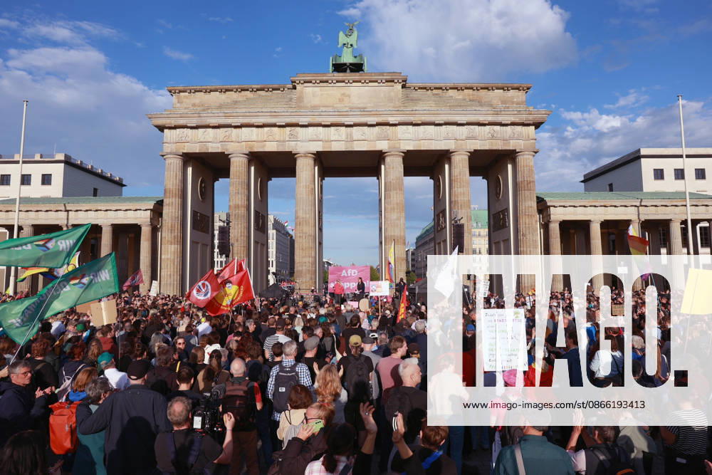 Kundgebung mit dem Motto Zeit zum Handeln, AfD stoppen vor dem Brandenburger Tor, Platz des 18. Maerz, in Berlin (Foto vom 07.09.2026). Aufgerufen hatte die Kampagnen-Organisation Campact und Fridays for Future anlaesslich des Wahlsiegs der AfD bei der gestrigen Landtagswahl in Sachsen-Anhalt. Die Teilnehmenden wollen ein Zeichen gegen Rechtsextremismus und fuer eine starke demokratische Zivilgesellschaft setzen. (Siehe epd-Meldung vom 07.09.2026)